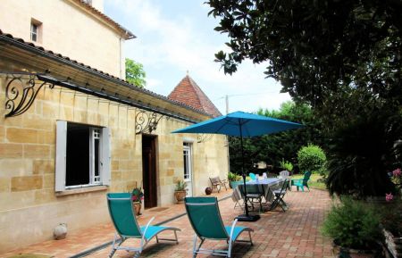 G&icirc;te n&deg;G4419 Mouliets-et-Villemartin - Gironde - Terrasse devant la Maison Lac de la Cadie 2 Km