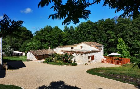 Lever de soleil sur le gîte et sa terrasse (vu du parking) Gîte n°G4388 Pineuilh - Gironde - Lever de soleil sur le gîte et sa terrasse (vu du parking)