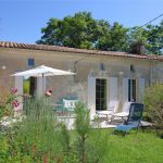 vue de la terrasse sud et du jardin (ornemental et aromatique)