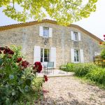 Façade du Gite et son jardin Façade du Gite et son jardin