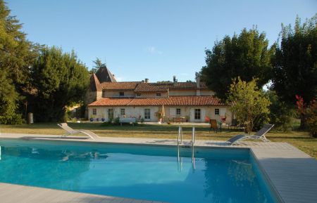 G&icirc;te n&deg;G3252 Camblanes-et-Meynac - Gironde - Acc&egrave;s avec une &eacute;chelle, 11x5m profondeur 1.10 &agrave; 2.40 ouverture de d&eacute;but juin &agrave; mi-octobre