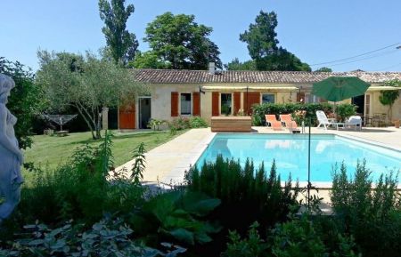 G&icirc;te n&deg;G3198 Saint-Gen&egrave;s-de-Lombaud - Gironde - Piscine commune aux deux g&icirc;tes. Vue d'ensemble, gite la Salamandre sur la partie droite