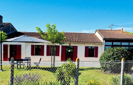G&icirc;te n&deg;G1252 Cussac-Fort-M&eacute;doc - Gironde - Vue de la maison de l'ext&eacute;rieur