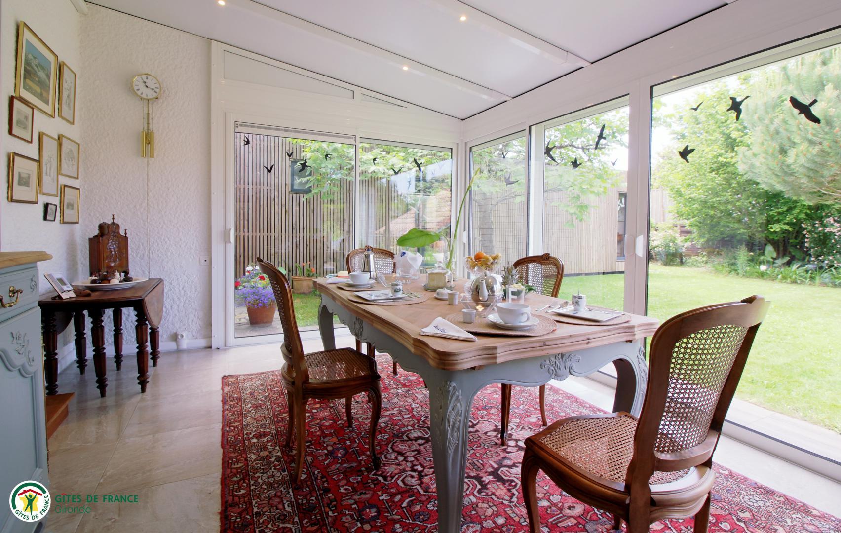 Salle à manger avec vue sur le jardin photo 5