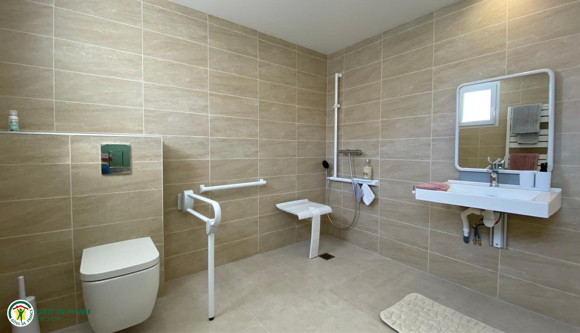 La salle d'eau de la chambre Ecume du jour est adaptée aux personnes à mobilité réduite. photo 11