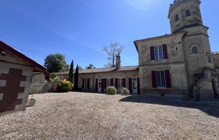 G&icirc;te n&deg;G3226 Laroque - Gironde - cot&eacute; cour Nord 