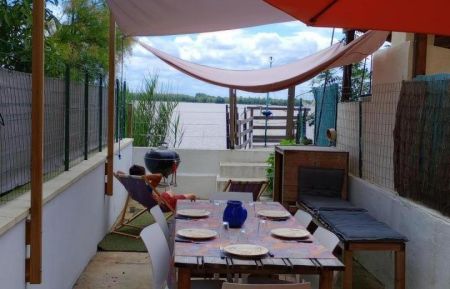 G&icirc;te n&deg;G4357 Gauriac - Gironde - terrasse avec le ponton