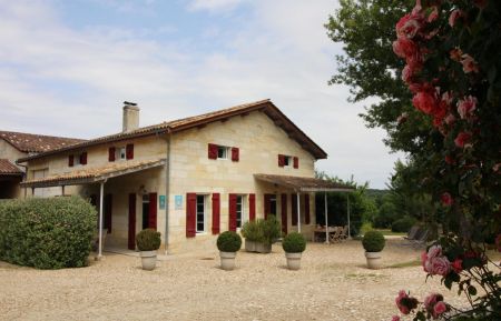 Vue d'ensemble des Gites G4310 auvent à droite Gîte n°G4310 Saint-Martin-de-Laye - Gironde - Vue d'ensemble des Gites G4310 auvent à droite