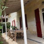 Terrasse couverte pour un petit d&eacute;jeuner ou repas