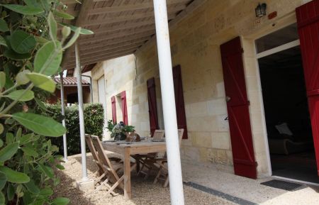 Terrasse couverte pour un petit déjeuner ou repas Gîte n°G4311 Saint-Martin-de-Laye - Gironde - Terrasse couverte pour un petit déjeuner ou repas
