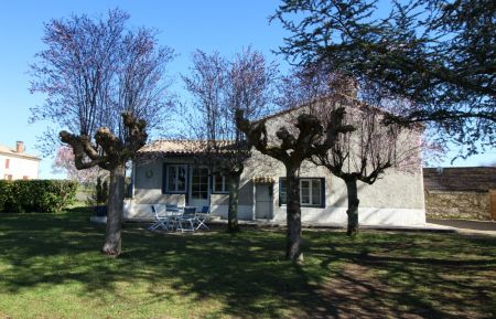 G&icirc;te n&deg;G2073 Pujols-sur-Ciron - Gironde - le parc devant le gite