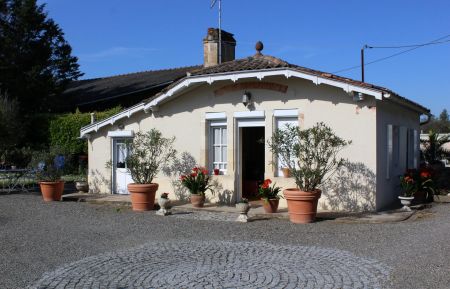 G&icirc;te n&deg;G4356 Eyrans - Gironde - Le G&icirc;te au printemps