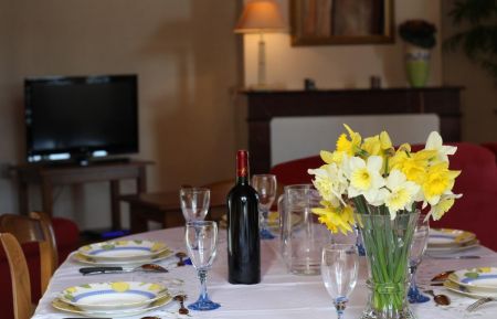 G&icirc;te n&deg;G2 Roquebrune - Gironde - coin salle &agrave; manger/salon